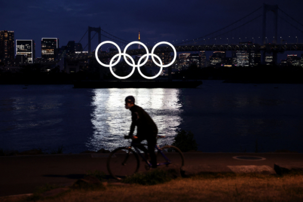 ▲일본 도쿄의 오다이바 해양공원에 설치된 오륜 조형물 앞에서 12일 한 남성이 자전거를 타고 있다. (도쿄=AFP/연합뉴스)