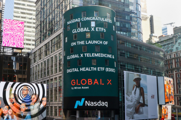 ▲미국 뉴욕 타임스퀘어 나스닥 마켓사이트(NASDAQ MarketSite)에 표시된 ‘Global X Telemedicine & Digital Health ETF’ 상장 축하메세지(사진제공=미래에셋자산운용)