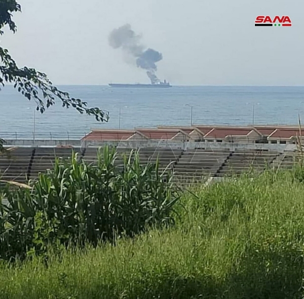 ▲24일 시리아 바니야스 해안에서 유조선에 연기가 피어오르고 있다. 바니야스/로이터연합뉴스
