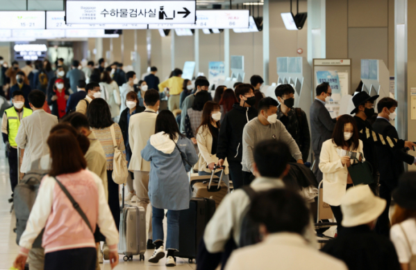 ▲25일 오전 김포공항 국내선 청사가 여행객 등으로 붐비고 있다.  (연합뉴스)