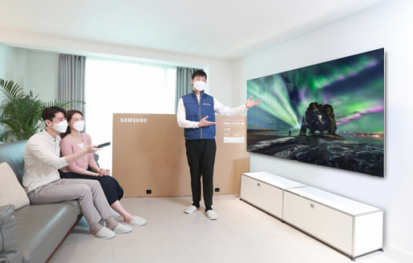 ▲삼성전자의 2021년형 QLED TV 국내 판매량이 1만대를 넘어섰다. 사진은 고객에게 삼성 Neo QLED 8K 제품이 배송되는 모습. (사진제공=삼성전자)