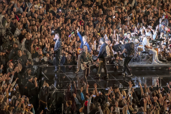 ▲24일(현지 시간) 뉴질랜드 오클랜드에서 열린 밴드 ‘Six60’의 콘서트에서 마스크를 벗고 공연을 즐기는 관객들. (AP/연합뉴스)