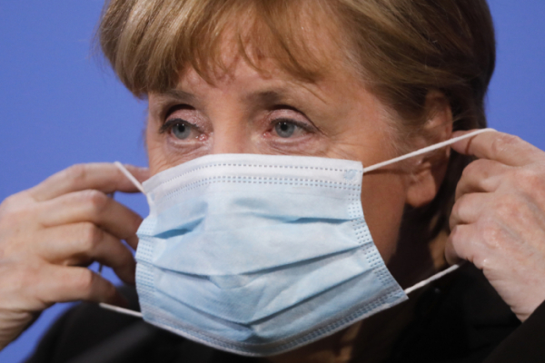 ▲앙겔라 메르켈 독일 총리가 3월30일(현지시간) 베를린에서 언론 브리핑 후 마스크를 착용하고 있다. 베를린/AP뉴시스