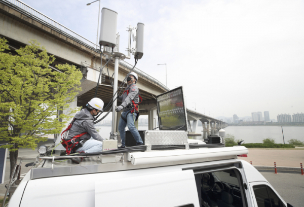 ▲KT 직원들이 국가재난안전통신망 기지국 장비를 점검하고 있다. (사진제공=KT)