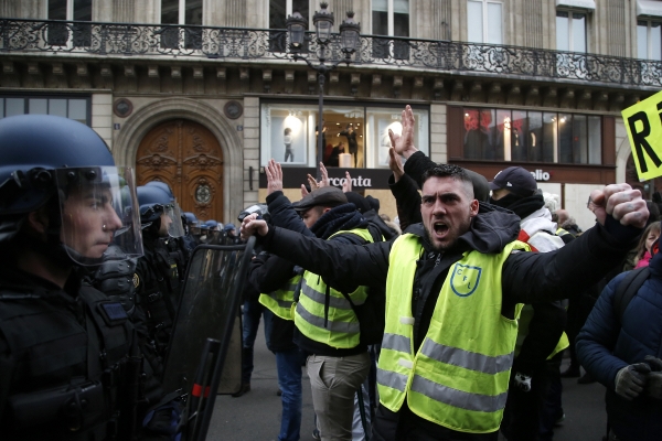 ▲2018년 12월 15일(현지시간) 프랑스 파리에서 정부의 유류세 인상에 반대하는 노동자들이 노란 조끼를 입고 시위를 벌이고 있다. 파리/AP뉴시스
