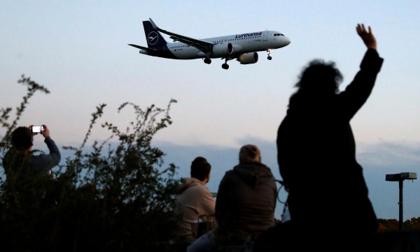 ▲한 여성이 지난해 10월 22일 독일 베를린의 테겔 공항에 착륙하는 항공기를 향해 손을 흔들고 있다. 베를린/로이터연합뉴스
