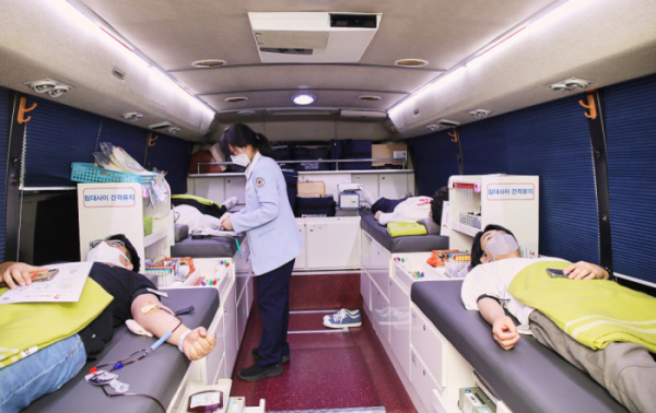 ▲넥센타이어가 서울 마곡에 있는 중앙연구소에서 임직원이 참여하는 사랑의 헌혈 캠페인을 진행했다.  (사진제공=넥센타이어)