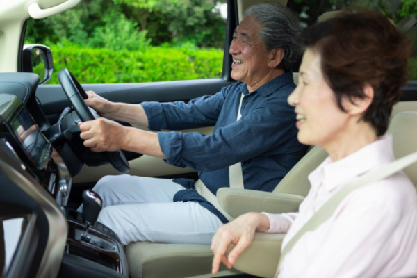 ▲65세 이상 고령 운전자로 인한 사고 건수가 늘어나면서 고령 운전자들에 대한 운전 제한이 많아지고 있다. 그런데 최근 도입되고 있는 자율주행 기술이 고령 운전자의 운전을 도와줄 것으로 기대되고 있다.