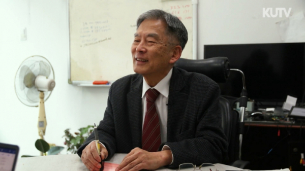 ▲1990년대에 세계 최초로 도심 자율주행에 성공한 한민홍 고려대학교 명예교수. 현재 첨단차 대표를 맡고 있다.(KUTV 캡처)