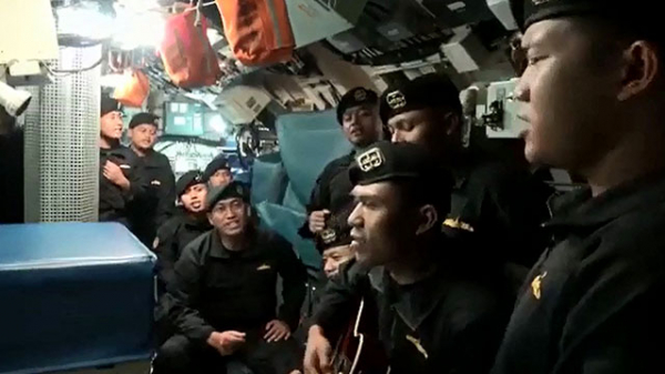 ▲인니 잠수함의 선원들이 부른 '작별의 노래' 영상이 공개됐다 (출처=유튜브 캡처)
