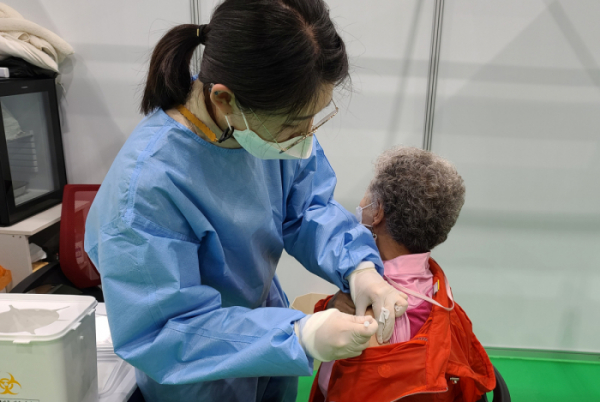 ▲[밀양=뉴시스] 안지율 기자 = 경남 밀양시는 27일 오후 코로나19 예방접종센터가 마련된 삼문동 문화체육회관에서 75세 이상 어르신이 코로나19 백신 접종을 받고 있다.2021.04.27. alk9935@newsis.com