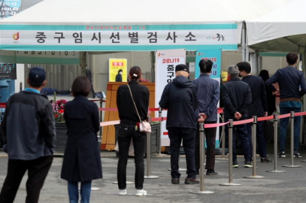 ▲28일 서울역 앞 중구임시선별검사소를 찾은 시민이 검사를 받기 위해 줄을 서고 있다.  (뉴시스)