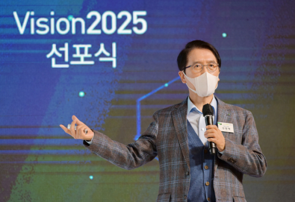 ▲창재 교보생명 회장이 28일 서울 광화문 교보생명 본사에서 열린 '비전(Vision)2025 선포식'에서 2025년까지 "보험, 그 이상의 가치를 전하는 문화·금융 선도 기업"이 되겠다는 새로운 비전을 선포했다.