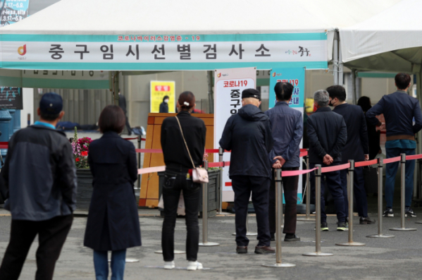 ▲28일 서울역 앞 중구임시선별검사소를 찾은 시민이 검사를 받기 위해 줄을 서고 있다. (뉴시스)