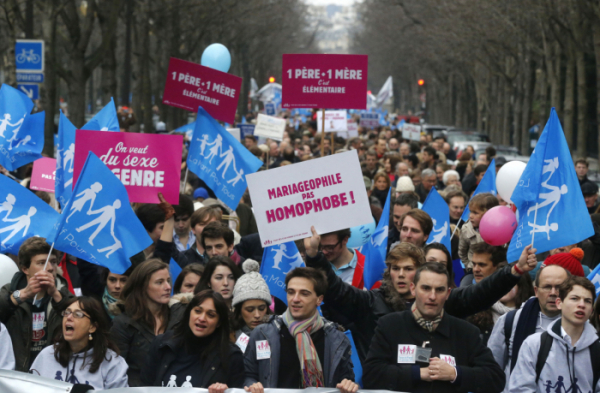 ▲2013년 1월 13일 프랑스 파리에서 열린 동성애 결혼 합법화 반대 시위. 수천명의 시위대가 '아빠 한명, 엄마 한명이 명백하다', '동성결혼 반대는 혐오가 아니다' 등의 팻말을 들고 있다.  (AP/연합뉴스)
