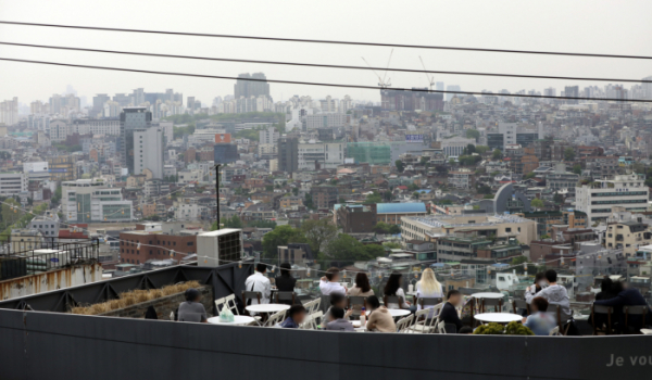 ▲황사의 유입으로 미세먼지 먼지 농도가 높아지며 대기질이 좋지 않은 28일 서울 도심이 뿌옇게 보인다. (뉴시스)