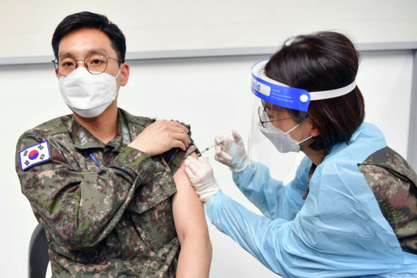 ▲28일 오후 부산 남구 해군작전사령부 체육관에 설치된 예방접종소에서 해군 장병이 백신 주사를 맞고 있다. (사진제공=해군작전사·뉴시스)