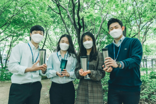 ▲효성티앤씨 직원들이 개인 텀블러를 들고 있다. (사진제공=효성티앤씨)