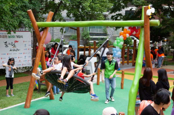▲코오롱사회봉사단이 2019년 강서구 다운어린이공원 개장식에서 아이들에게 바구니그네를 밀어주고 있다.  (사진제공=코오롱)