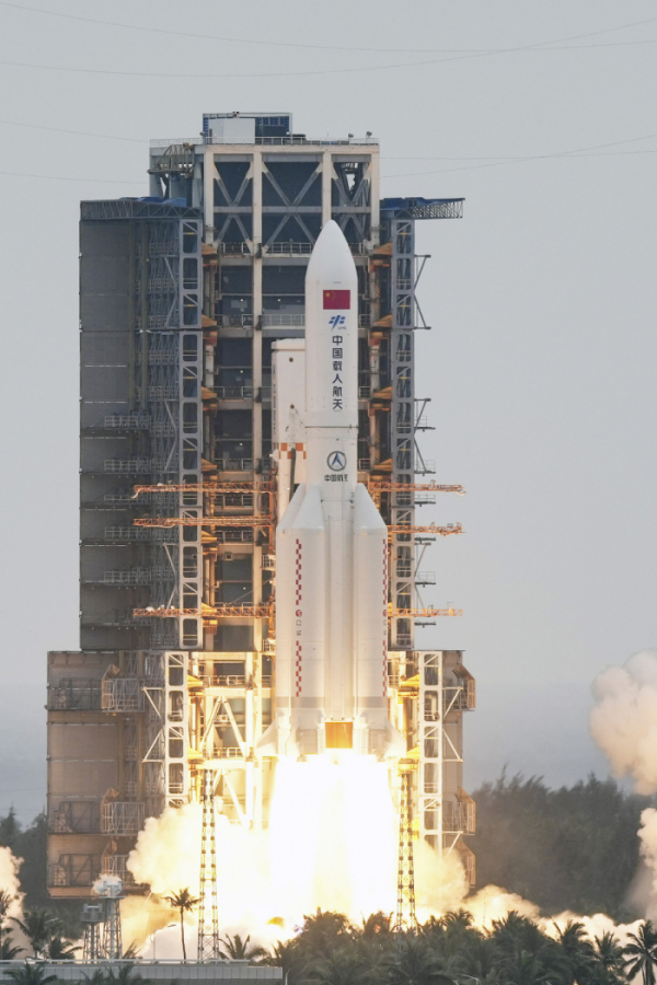 ▲중국 하이난성 원창기지에서 지난달 29일 오전 우주정거장 핵심 모듈 '톈허'를 실은 창정 5호B 로켓이 발사되고 있다. 원창/신화뉴시스 