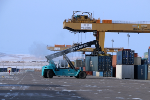 ▲중국 네이멍구 자치구 만저우리의 항구에서 1월 6일 지게차가 컨테이너를 옮기고 있다. 만저우리/신화뉴시스
