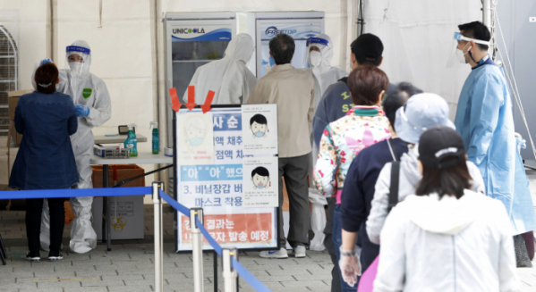 ▲코로나19 신규 확진자가 775명으로 집계된 28일 서울 송파구 올림픽공원 앞에 마련된 임시선별진료소에서 시민들이 검사를 받기 위해 길게 줄지어 기다리고 있다. (뉴시스)