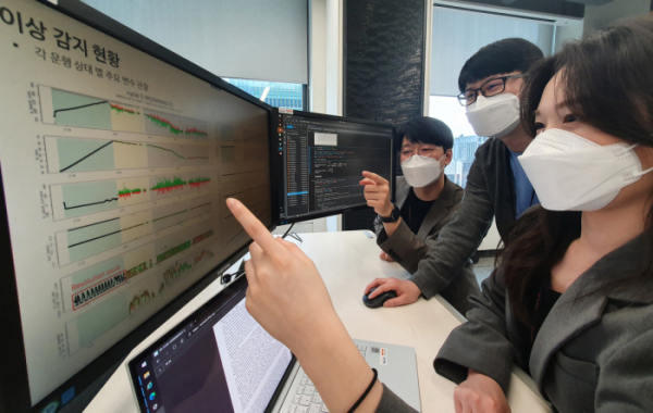 ▲SK이노베이션 구성원들이 서울 종로구 SK서린빌딩에서 배터리 모니터링 데이터를 살펴보고 있다. (사진제공=SK이노베이션)