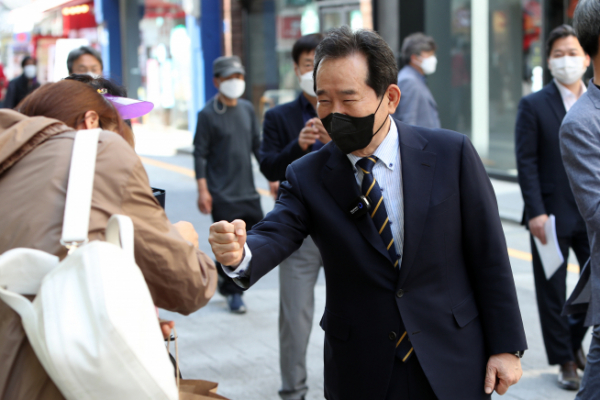 ▲정세균 전 국무총리가 29일 오후 광주 동구 금남로에서 시민과 인사하고 있다. 퇴임 이후 대권 행보에 나선 정 전 총리는 전날 광주를 찾아 호남 민심을 살피고 있다.  (연합뉴스)