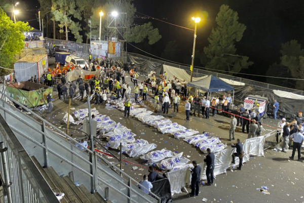 ▲30일(현지시간) 이스라엘 북부 메론산 성지에서 열린 '라그바오메르' 축제에서 수십 명이 사망한 사고가 발생한 가운데 구조대원들이 사고 현장에서 피해자 시신을 수습하고 있다. 갈릴리/AP뉴시스