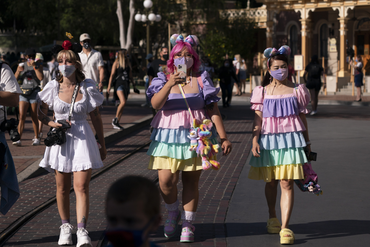 ▲30일(현지시간) 미국 캘리포니아주 애너하임의 디즈니랜드가 1년 1개월여 만에 재개장한 가운데 입장객들이 디즈니랜드 메인 거리를 걷고 있다. AP뉴시스