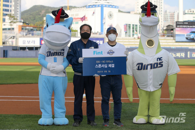 ▲디셈버앤컴퍼니자산운용 정인영 대표(우측)와 NC 다이노스 황순현 대표가 공식 후원 협약을 체결하고 기념 촬영을 하고 있다(사진=디셈버앤컴퍼니자산운용)