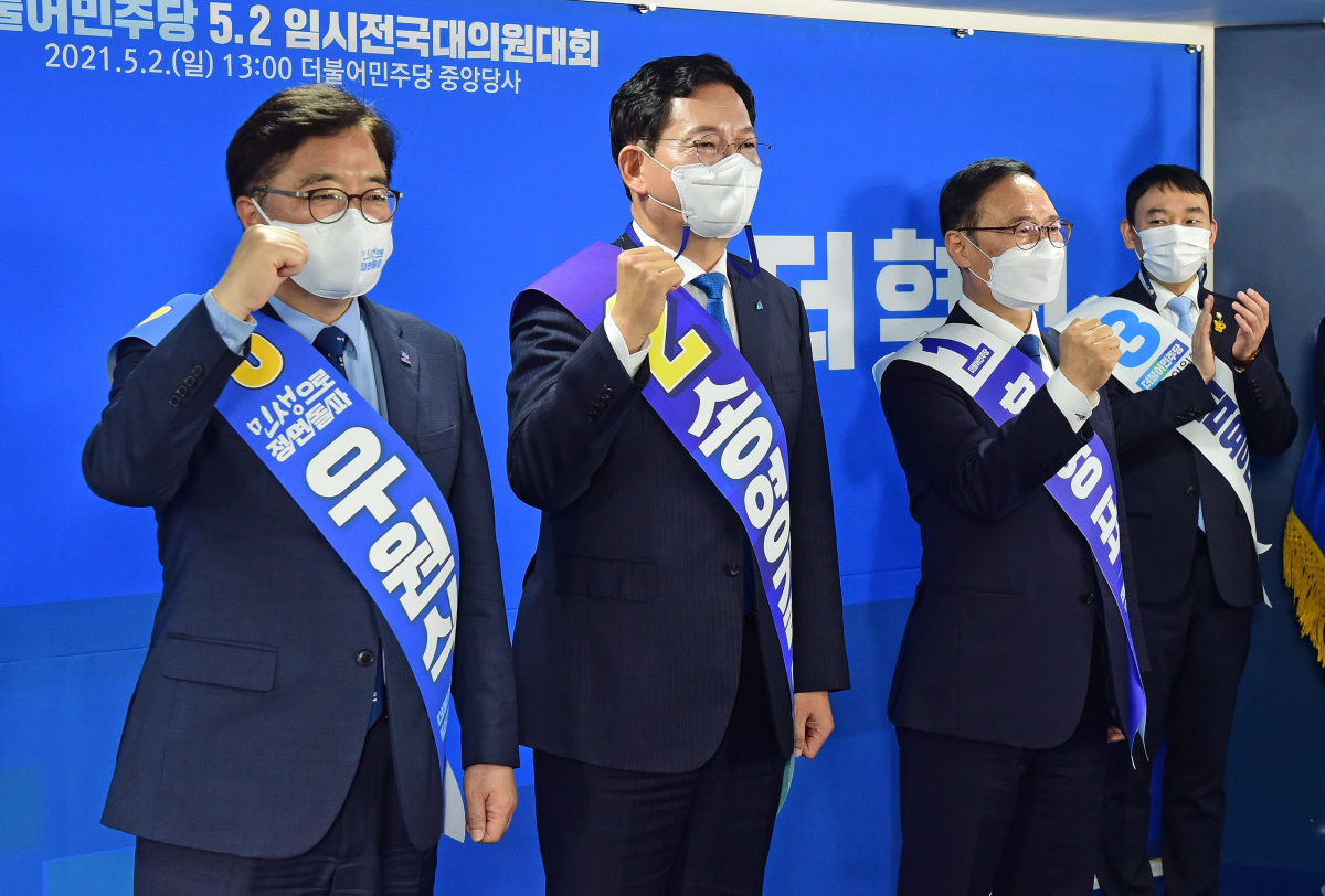 ▲더불어민주당 당 대표에 출마한 우원식(왼쪽부터), 송영길, 홍영표 후보가 2일 서울 여의도 중앙당사에서 열린 2021 임시전국대의원대회에서 정견발표에 앞서 기념촬영하고 있다. (연합뉴스)