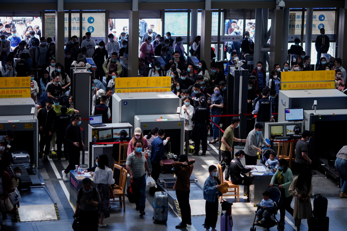 ▲ 4월 30일 상하이 철도역에 마스크를 쓴 여행자들이 모여들고 있다. 상하이/로이터연합뉴스