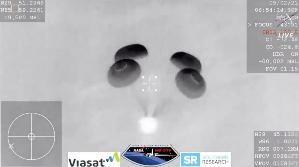 ▲미국 우주탐사 기업 스페이스X의의 크루 드래건 캡슐이 2일 새벽 미국 플로리다주 멕시코만에 낙하산을 타고 내려오고 있다. 멕시코만/AP뉴시스
