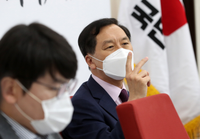 ▲국민의힘 김기현 새 원내대표가 2일 서울 여의도 국회에서 열린 출입기자단 간담회에서 참석자들과 대화하고 있다.  (연합뉴스)