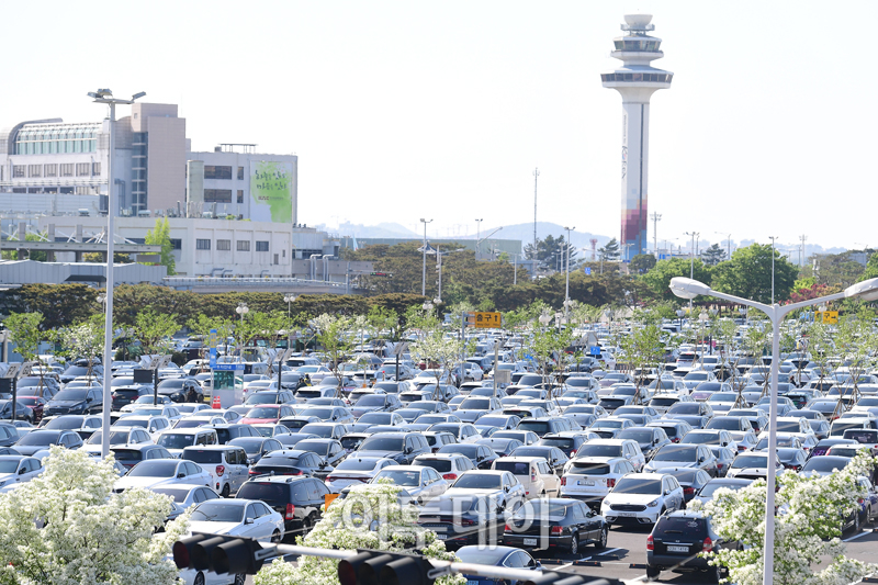 ▲여행객들이 두고간 차량으로 김포공항 주차장이 빼곡히 들어차 있다.  (고이란 기자 photoeran@ )