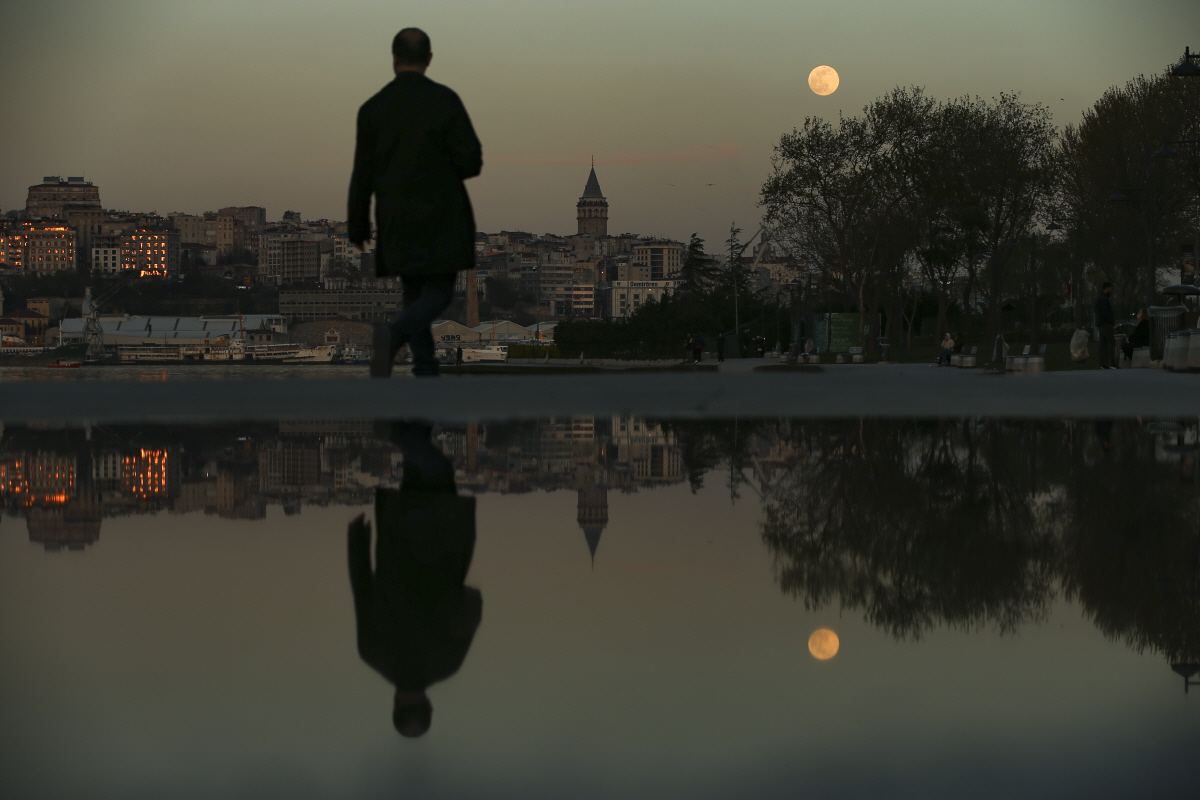 ▲지난달 26일 터키 이스탄불에서 한 시민이 걷고 있다. 이스탄불/AP뉴시스
