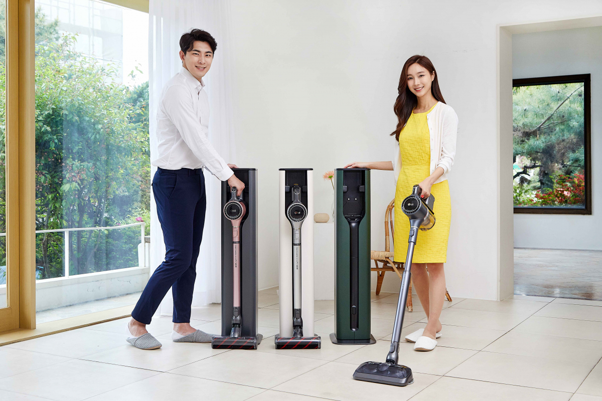 ▲LG전자가 프리미엄 무선청소기 코드제로 A9과 A9S 씽큐 등 기존 모델을 사용하는 고객을 위해 신개념 거치대인 ‘올인원타워’를 별도 판매한다. 모델들이 각각 LG 코드제로 A9(사진 왼쪽)과 A9S 씽큐를 들고 청소기 충전, 액세서리 보관, 먼지통 비움이 한 번에 가능한 올인원타워를 소개하고 있다. 왼쪽부터 딥그레이, 카밍 베이지, 카밍 그린 색상의 올인원타워. (사진제공=LG전자)