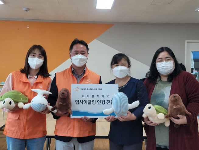 ▲한화에어로스페이스 관계자가 지난달 27일 성남시 아동센터에서 임직원들이 직접 만든 ‘업사이클링 인형’을 전달하고 있다. (사진제공=한화에어로스페이스)