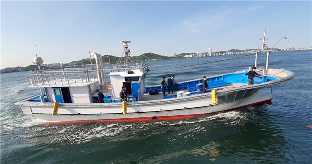 ▲제1호 표준어선이 시운전을 하고 있다. (사진제공=해양수산부)