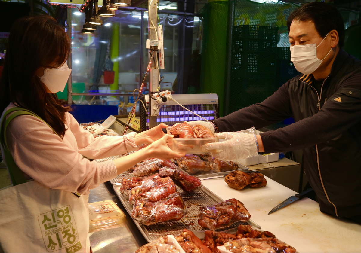 ▲지난달 30일 서울시 신영시장에서 한 소비자가 개인 용기에 장을 보고 있다.  (사진제공=소상공인시장진흥공단)