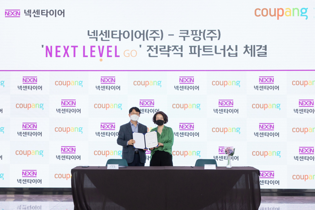 ▲(왼쪽)넥센타이어 이현종 사장, (오른쪽)쿠팡 윤혜영 부사장  (사진제공=넥센타이어)