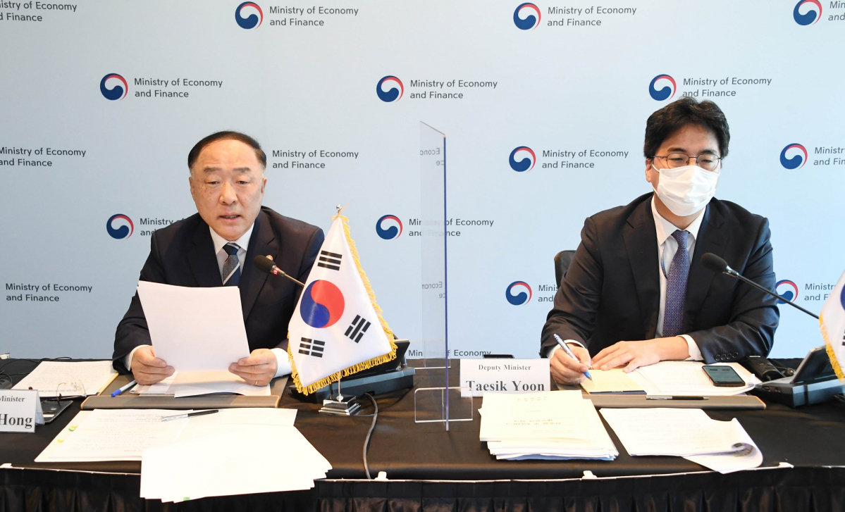 ▲홍남기 부총리 겸 기획재정부 장관이 3일 서울 광화문 포시즌스호탤에서 화상으로 열린 '제21회 한,중.일 재무장관중앙은행총재회의'에에서 '제1세션 역내 경제동향 및 정책방향'에서 의제발언을 하고 있다. (사진제공=기획재정부)