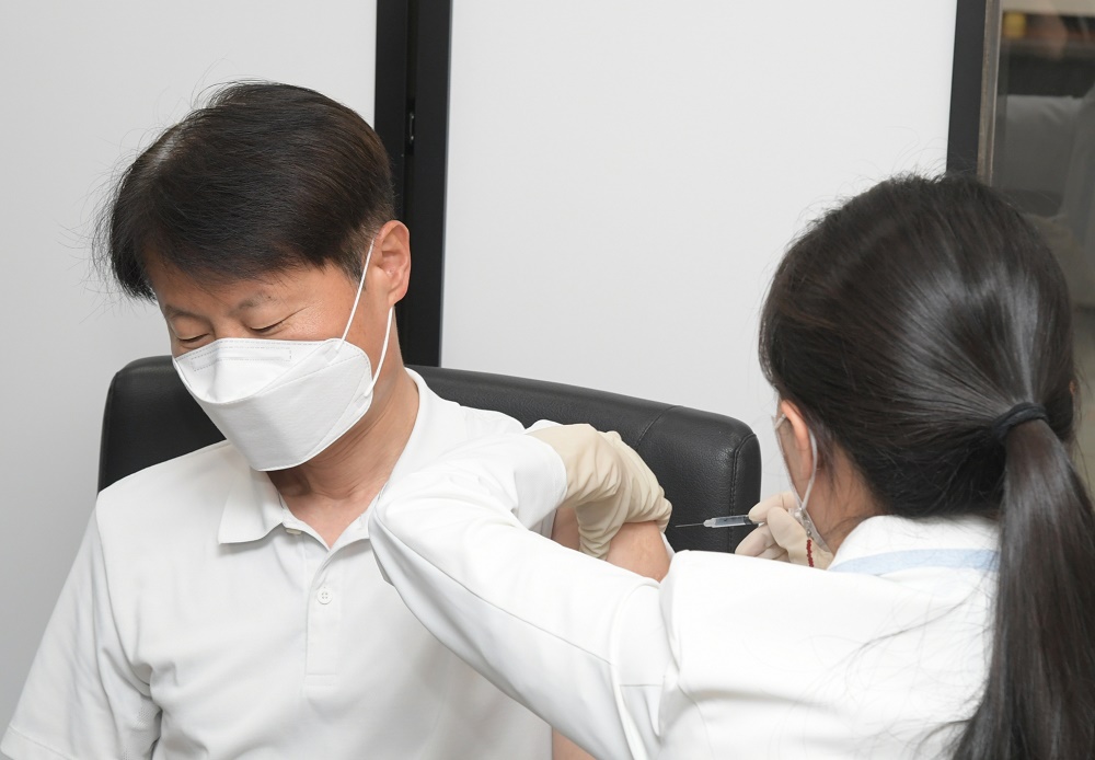 ▲김강립 처장이 아스트라제네카 코로나19 백신을 접종받고 있다. (사진제공=식품의약품안전처)