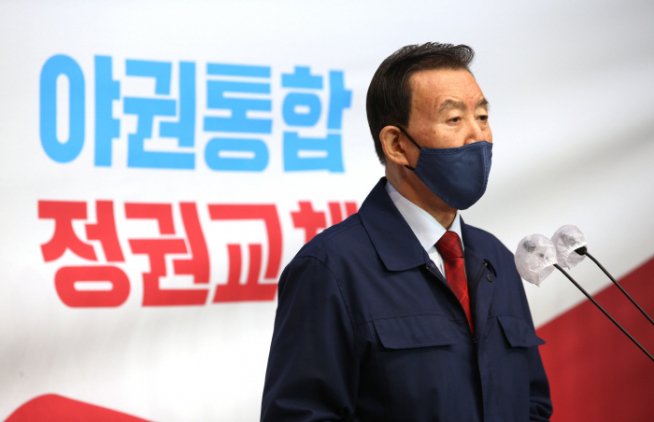 ▲국민의힘 홍문표 의원이 3일 오전 서울 여의도 국회 소통관 기자회견장에서 당 대표 출마 선언을 하고 있다.  (연합뉴스)