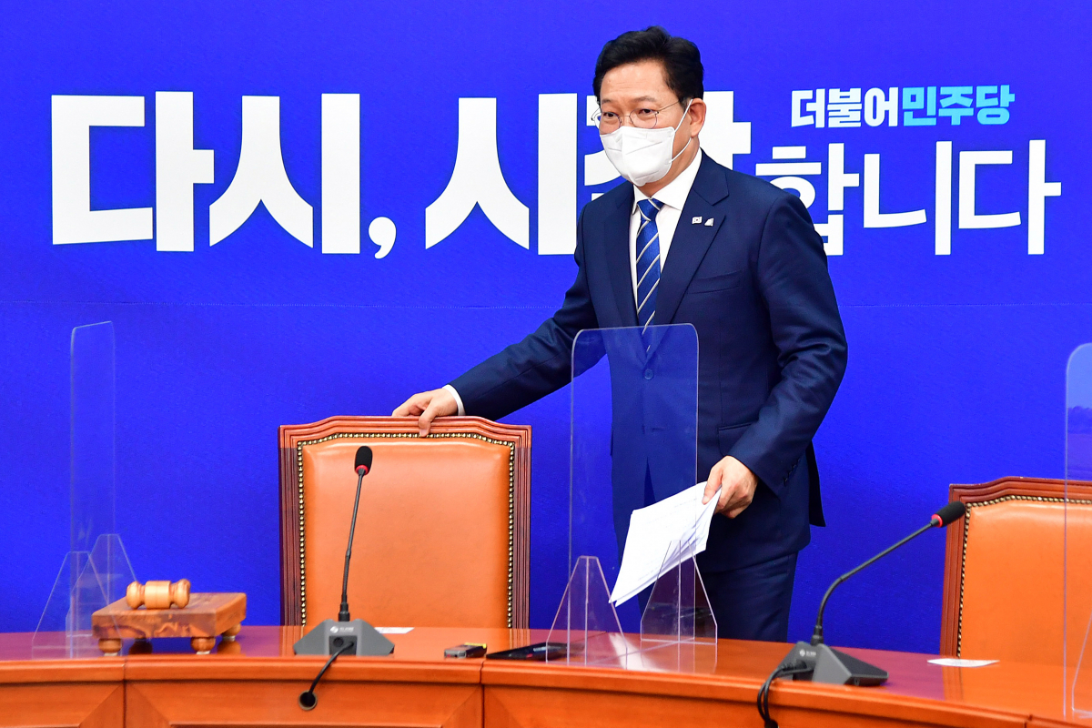 ▲더불어민주당 송영길 새 대표가 3일 서울 여의도 국회에서 열린 첫 최고위원회의에 참석하고 있다.   (연합뉴스)