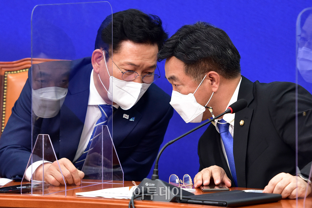 ▲송영길 더불어민주당 신임 대표(좌측)와 윤호중 원내대표가 3일 오전 국회에서 열린 첫 최고위원회의에서 대화를 하고 있다. (신태현 기자 holjjak@)