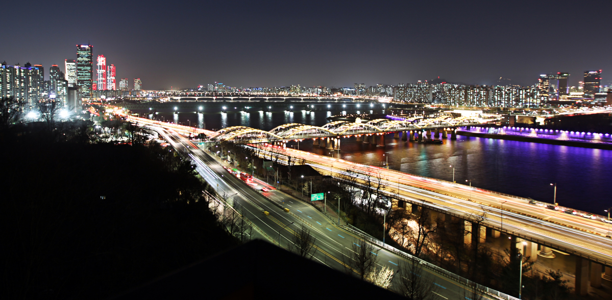 ▲동작구에 있는 용암봉저정에서 내려다 본 서울 야경. 이 구청장은 이곳을 '귀한 자산'이라고 평했다. (사진제공=동작구)