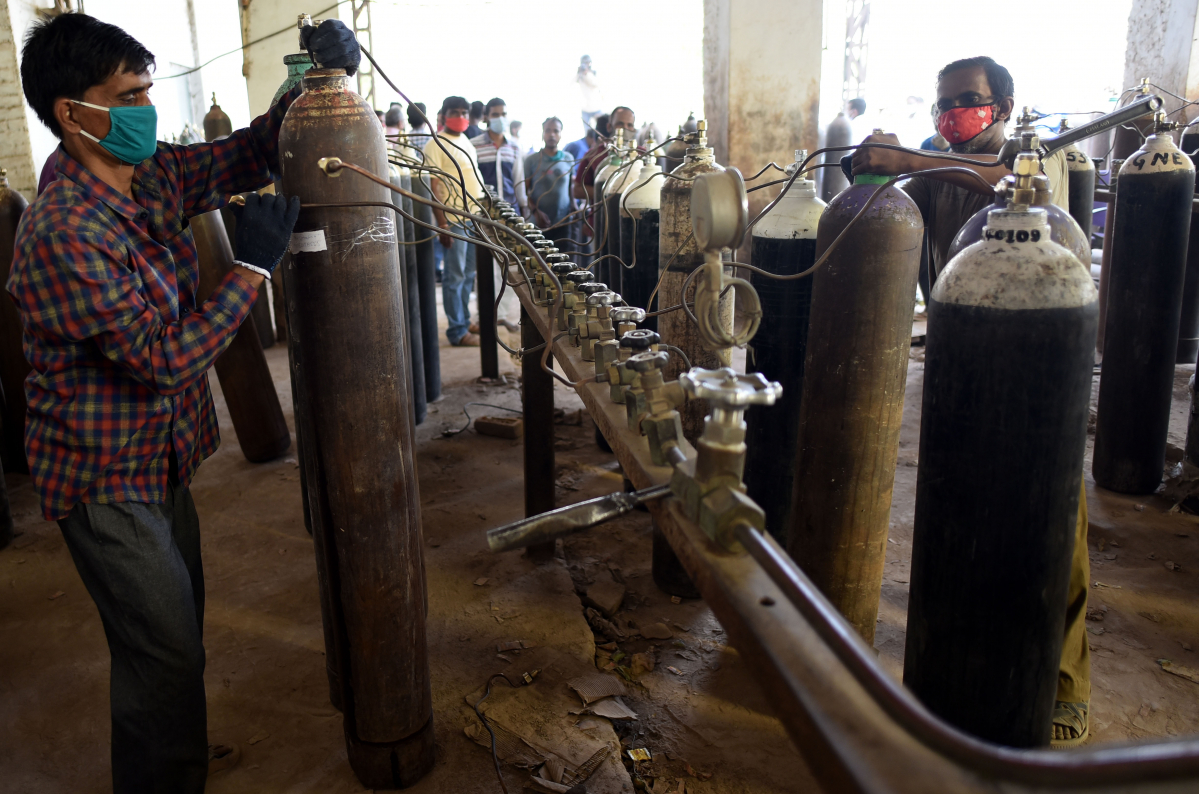 ▲지난달 19일(현지시간) 인도 프라야그라지의 한 코로나19 병원에서 근로자들이 의료용 산소 탱크를 채우고 있다.  (신화/뉴시스)