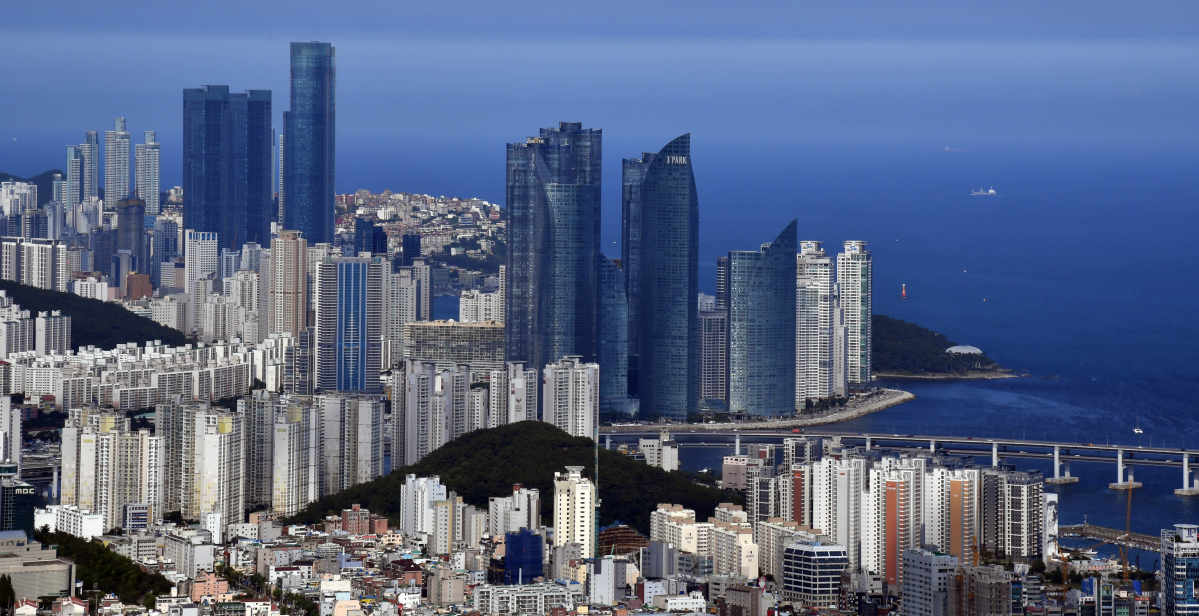 ▲아파트 분양권 시장에서 지역ㆍ단지별 양극화 현상이 심해졌다. 인기 단지는 여전히 웃돈이 얹어져 거래되지만 소외 단지에선 밑지고 팔아도 주인을 못 찾는 경우가 적지 않다. 부산 도심의 황령산 전망대에서 바라본 부산 시내 일대 모습. 2020.07.16. (뉴시스)